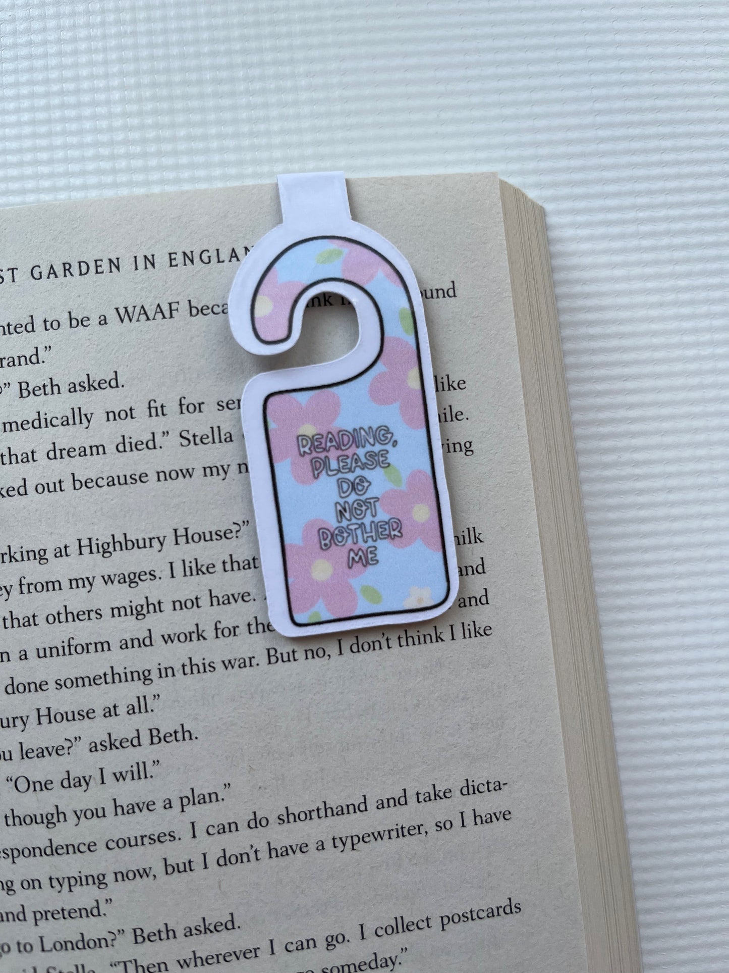 Reading, please do not bother me magnetic bookmark